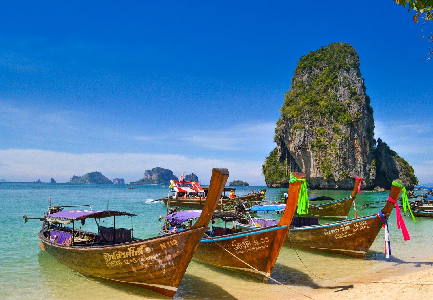 Botes de cola larga en una playa de Krabi, Tailandia